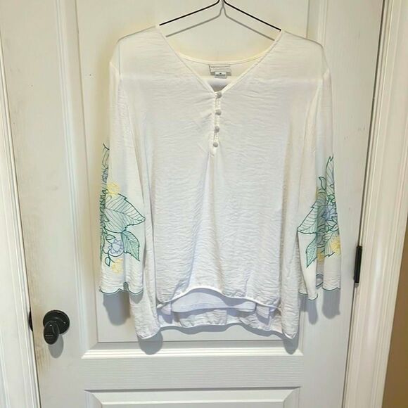 Liz Claiborne Tops - Liz Clairborne white blouse with embroidered flowers